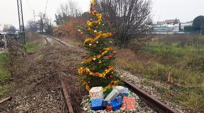 Albero di Natale “mania”, ora ne spunta uno anche lungo la (ex) ferrovia