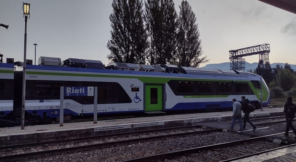 Rieti, l’appello dei pendolari: «Servono più corse di treni per Roma»